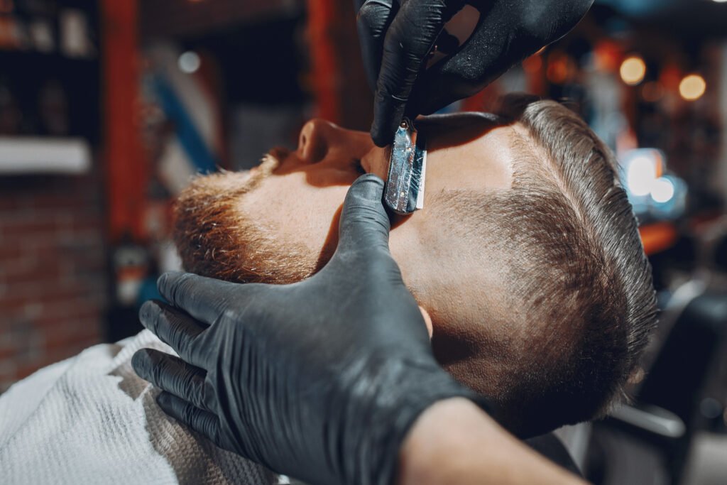 Hombre sentado en la peluqueria